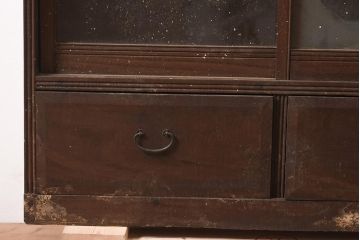 アンティーク家具　和製　大正ロマン　透かし彫りの意匠がおしゃれな栗材製の収納棚(ガラス戸棚、食器棚、飾り棚、キャビネット)(R-044373)