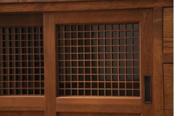 ラフジュ工房オリジナル　昭和中期　古建具リメイク　細かく繊細な格子戸が風情あるローボード(テレビボード、テレビ台、リビングボード)(R-044381)