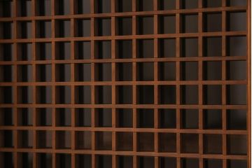 ラフジュ工房オリジナル　昭和中期　古建具リメイク　細かく繊細な格子戸が風情あるローボード(テレビボード、テレビ台、リビングボード)(R-044381)