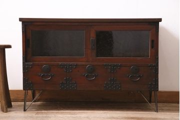 アンティーク家具　明治大正期　前面ケヤキ材　鋲金具が存在感のあるローボード(テレビボード、リビングボード、テレビ台)(R-044382)