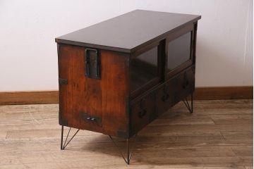 アンティーク家具　明治大正期　前面ケヤキ材　鋲金具が存在感のあるローボード(テレビボード、リビングボード、テレビ台)(R-044382)