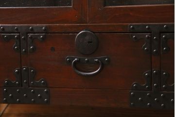 アンティーク家具　明治大正期　前面ケヤキ材　鋲金具が存在感のあるローボード(テレビボード、リビングボード、テレビ台)(R-044382)
