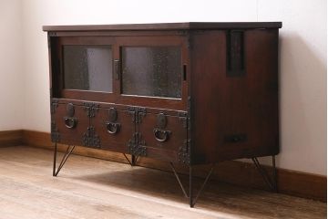 アンティーク家具　明治大正期　前面ケヤキ材　鋲金具が存在感のあるローボード(テレビボード、リビングボード、テレビ台)(R-044382)