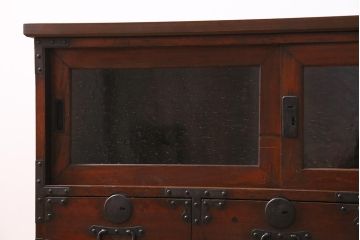 アンティーク家具　明治大正期　前面ケヤキ材　鋲金具が存在感のあるローボード(テレビボード、リビングボード、テレビ台)(R-044382)