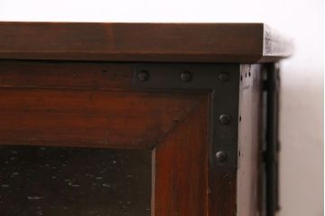 アンティーク家具　明治大正期　前面ケヤキ材　鋲金具が存在感のあるローボード(テレビボード、リビングボード、テレビ台)(R-044382)