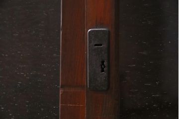 アンティーク家具　明治大正期　前面ケヤキ材　鋲金具が存在感のあるローボード(テレビボード、リビングボード、テレビ台)(R-044382)