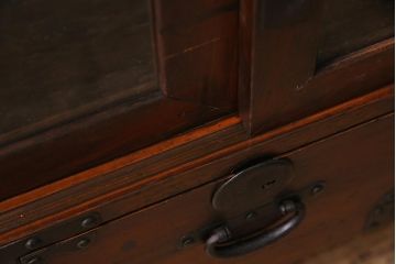 アンティーク家具　明治大正期　前面ケヤキ材　鋲金具が存在感のあるローボード(テレビボード、リビングボード、テレビ台)(R-044382)