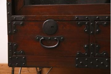 アンティーク家具　明治大正期　前面ケヤキ材　鋲金具が存在感のあるローボード(テレビボード、リビングボード、テレビ台)(R-044382)