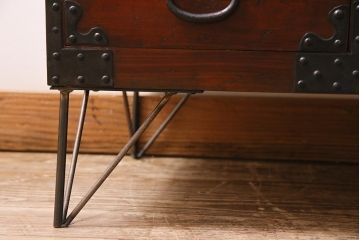 アンティーク家具　明治大正期　前面ケヤキ材　鋲金具が存在感のあるローボード(テレビボード、リビングボード、テレビ台)(R-044382)