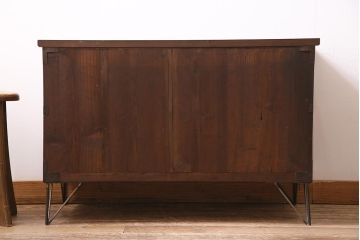 アンティーク家具　明治大正期　前面ケヤキ材　鋲金具が存在感のあるローボード(テレビボード、リビングボード、テレビ台)(R-044382)