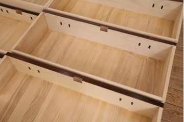 中古　伝統民芸家具　岩谷堂箪笥　No.359三、五尺整理上四ッ抽　美しい杢目と豪華な南部鉄器金具が魅力のチェスト(衣装箪笥、整理タンス、引き出し)(定価約50万円)(R-044387)