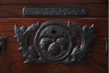 中古　伝統民芸家具　岩谷堂箪笥　No.359三、五尺整理上四ッ抽　美しい杢目と豪華な南部鉄器金具が魅力のチェスト(衣装箪笥、整理タンス、引き出し)(定価約50万円)(R-044387)