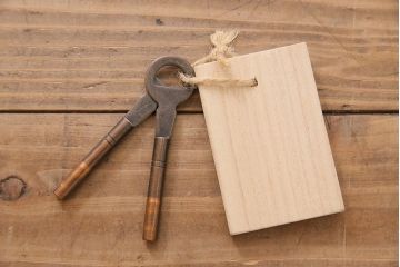 中古　伝統民芸家具　岩谷堂箪笥　No.359三、五尺整理上四ッ抽　美しい杢目と豪華な南部鉄器金具が魅力のチェスト(衣装箪笥、整理タンス、引き出し)(定価約50万円)(R-044387)