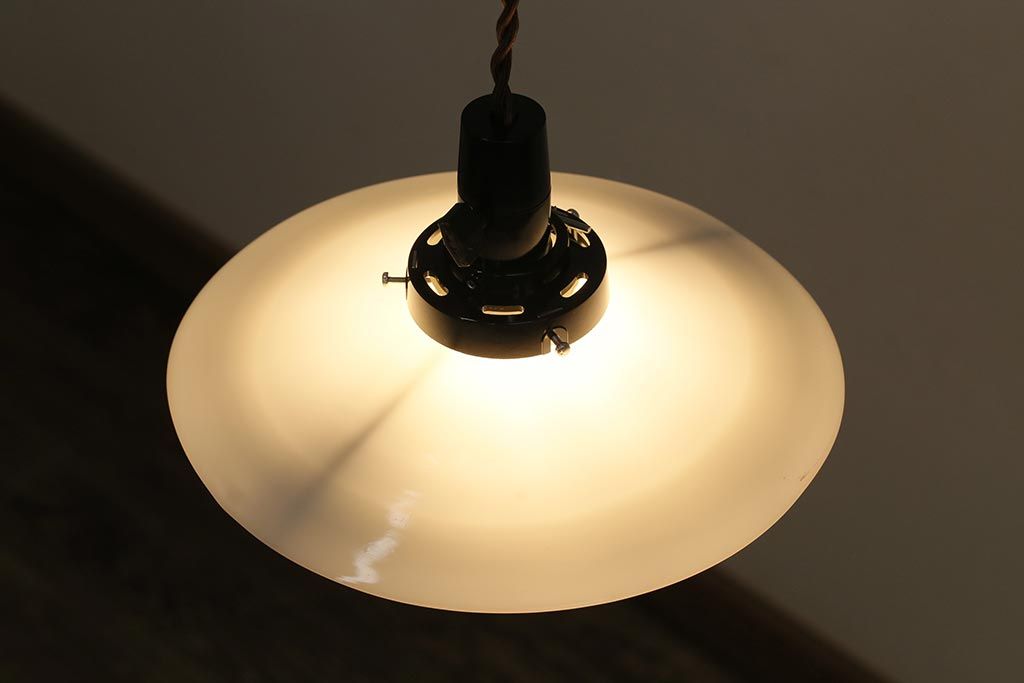 アンティーク照明　昭和レトロ　懐かしさ溢れる平笠シェードのペンダントライト(天井照明、吊り下げ照明、電笠)(R-044397)