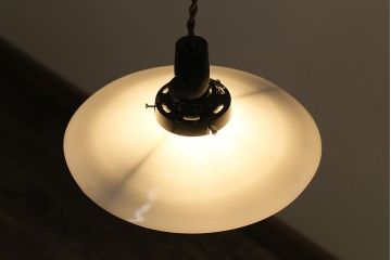 アンティーク照明　昭和レトロ　懐かしさ溢れる平笠シェードのペンダントライト(天井照明、吊り下げ照明、電笠)(R-044397)