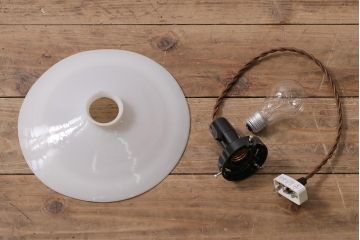 アンティーク照明　昭和レトロ　懐かしさ溢れる平笠シェードのペンダントライト(天井照明、吊り下げ照明、電笠)(R-044397)