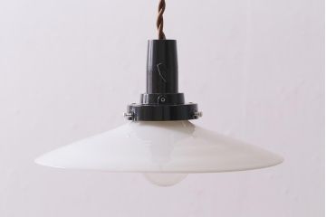 アンティーク照明　昭和レトロ　懐かしさ溢れる平笠シェードのペンダントライト(天井照明、吊り下げ照明、電笠)(R-044397)