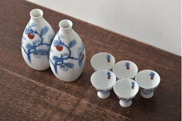 十三代　酒井田柿右衛門　染錦柿画　酒器(共箱、お猪口、徳利)(R-044414)