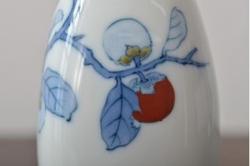 十三代　酒井田柿右衛門　染錦柿画　酒器(共箱、お猪口、徳利)(R-044414)