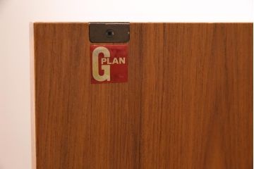 ヴィンテージ家具　北欧ビンテージ　G-PLAN(ジープラン)　siera(シエラ)シリーズ　チーク材　温かみのある木味が魅力のサイドキャビネット(サイドボード、リビングボード、収納棚)(R-044512)