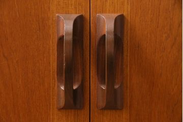 ヴィンテージ家具　北欧ビンテージ　G-PLAN(ジープラン)　siera(シエラ)シリーズ　チーク材　温かみのある木味が魅力のサイドキャビネット(サイドボード、リビングボード、収納棚)(R-044512)