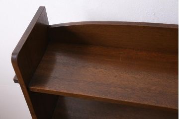 レトロ家具　昭和中期　古いラワン材の質感が味わい深い楔式の本棚(飾り棚、陳列棚)(R-044513)