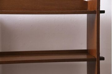 レトロ家具　昭和中期　古いラワン材の質感が味わい深い楔式の本棚(飾り棚、陳列棚)(R-044513)