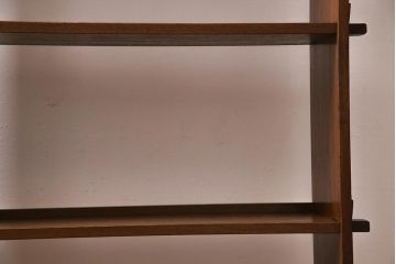 レトロ家具　昭和中期　古いラワン材の質感が味わい深い楔式の本棚(飾り棚、陳列棚)(R-044513)