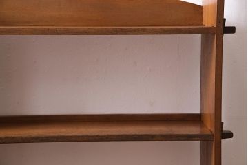 レトロ家具　昭和中期　古いラワン材の質感が味わい深い楔式の本棚(飾り棚、陳列棚)(R-044514)