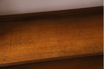 レトロ家具　昭和中期　古いラワン材の質感が味わい深い楔式の本棚(飾り棚、陳列棚)(R-044514)