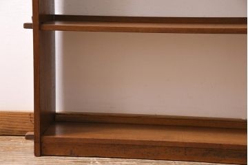 レトロ家具　昭和中期　古いラワン材の質感が味わい深い楔式の本棚(飾り棚、陳列棚)(R-044514)