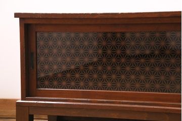 アンティーク家具　昭和初期　脚付きリメイク　当店オリジナルの組子入り　和レトロな雰囲気が魅力のテレビ台(ローボード、収納棚)(R-044515)