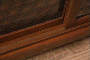 アンティーク家具　昭和初期　脚付きリメイク　当店オリジナルの組子入り　和レトロな雰囲気が魅力のテレビ台(ローボード、収納棚)(R-044515)