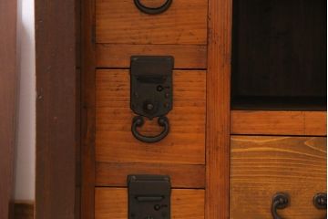 アンティーク家具　明治期　前面ケヤキ材　内部の造りが珍しい!凛とした佇まいの帳場箪笥(時代箪笥、収納棚)(R-044520)