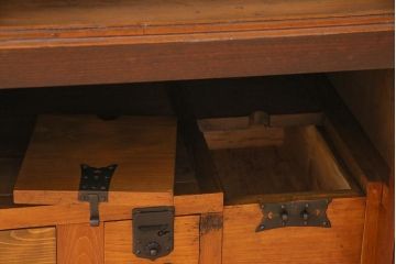 アンティーク家具　明治期　前面ケヤキ材　内部の造りが珍しい!凛とした佇まいの帳場箪笥(時代箪笥、収納棚)(R-044520)