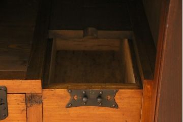 アンティーク家具　明治期　前面ケヤキ材　内部の造りが珍しい!凛とした佇まいの帳場箪笥(時代箪笥、収納棚)(R-044520)