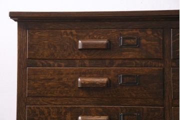 アンティーク家具　昭和初期　ナラ材・トラフ杢(虎斑)　大正ロマン薫る上手物の脚付きチェスト(引き出し)(R-044544)