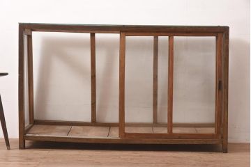アンティーク家具　昭和初期　台形型　ノスタルジックな雰囲気のガラスケース(ショーケース、陳列棚)(R-044558)
