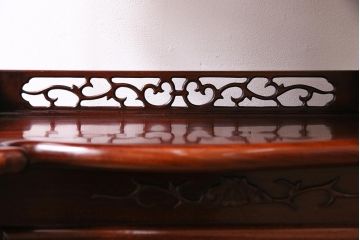 ビンテージ家具　和製ビンテージ　唐木　カリン材　赤みを帯びた木肌が美しい飾り棚(茶棚、陳列棚、花梨材)(R-044563)