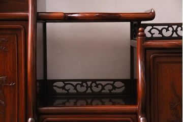 ビンテージ家具　和製ビンテージ　唐木　カリン材　赤みを帯びた木肌が美しい飾り棚(茶棚、陳列棚、花梨材)(R-044563)