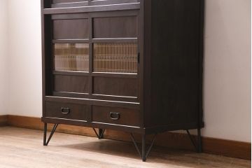 アンティーク家具　和製アンティーク　昭和初期　前面ケヤキ材　格子がアクセントになったリメイク水屋箪笥キャビネット(戸棚、収納棚)(R-044566)