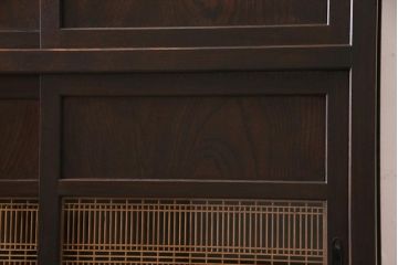 アンティーク家具　和製アンティーク　昭和初期　前面ケヤキ材　格子がアクセントになったリメイク水屋箪笥キャビネット(戸棚、収納棚)(R-044566)