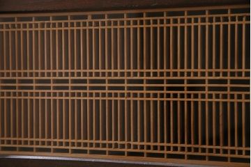 アンティーク家具　和製アンティーク　昭和初期　前面ケヤキ材　格子がアクセントになったリメイク水屋箪笥キャビネット(戸棚、収納棚)(R-044566)