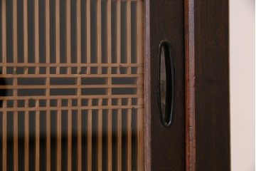 アンティーク家具　和製アンティーク　昭和初期　前面ケヤキ材　格子がアクセントになったリメイク水屋箪笥キャビネット(戸棚、収納棚)(R-044566)