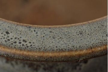 古い丸型植木鉢(中国海鼠白交趾釉?)(R-044573)