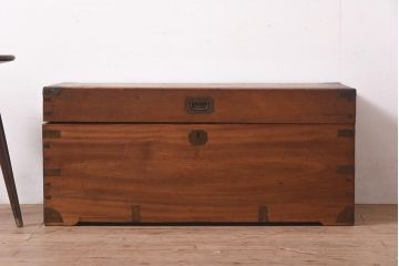 アンティーク家具　和製　昭和初期　センターテーブルにもなる楠木材のトランク(木箱、衣類箱、収納箱、長持)(R-044583)