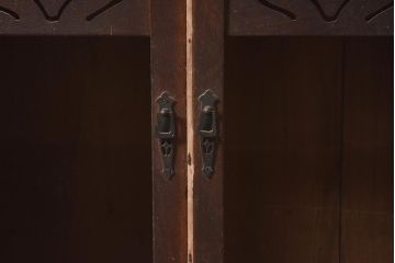 アンティーク家具　和製　大正ロマン　透かし彫りの意匠がおしゃれな栓材製の戸棚(ガラス戸棚、食器棚、飾り棚、キャビネット)(R-044586)