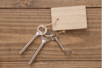 中古　国産　総桐材　引き戸付き　凛とした和の雰囲気漂う重ね箪笥(衣装箪笥、桐箪笥、和タンス)(R-044588)