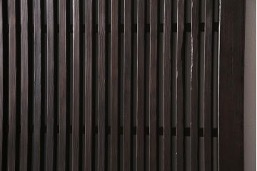 アンティーク建具　明治期　本体ヒノキ材・板部ケヤキ材　クリアガラス入り　落ち着いた和の雰囲気を演出する蔵戸(引き戸、玄関戸)(R-044599)