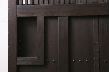 アンティーク建具　明治期　本体ヒノキ材・板部ケヤキ材　クリアガラス入り　落ち着いた和の雰囲気を演出する蔵戸(引き戸、玄関戸)(R-044599)